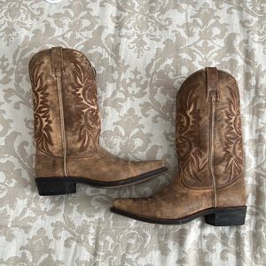 Women’s Dingo cowboy boots, size 8.